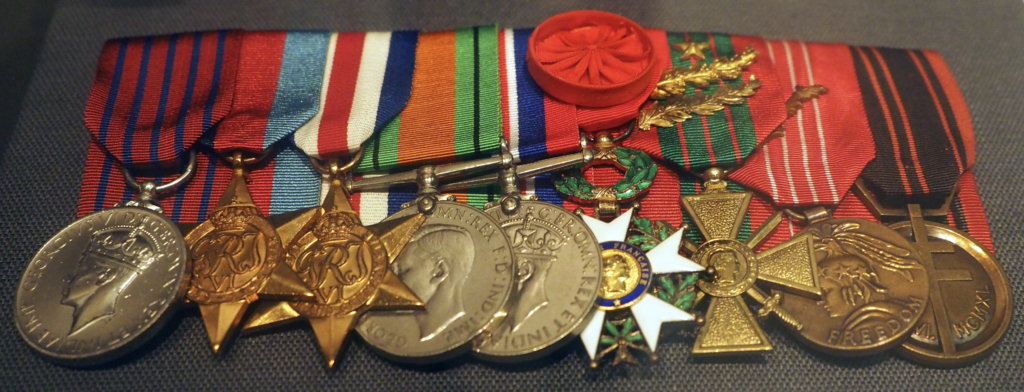 Nancy Wake ontvangt George Medal van Groot-Brittannië, de Medal of Freedom van de Verenigde Staten, zowel de ridder als de officier van het Légion d’honneur van Frankrijk, het lidmaatschap van de Order of Australia en de Badge in Gold van Nieuw-Zeeland voor haar werk in het Franse en Engelse verzet.
